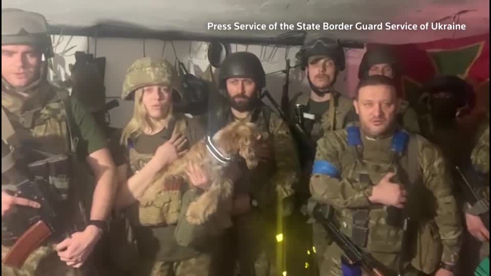 Video: Rund 20 Zivilisten entkommen aus Stahlwerk in Mariupol Video: Rund 20 Zivilisten entkommen aus Stahlwerk in Mariupol