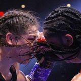 Die Haare fliegen im knallharten Infight