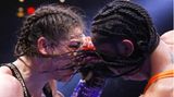 Die Haare fliegen im knallharten Infight
