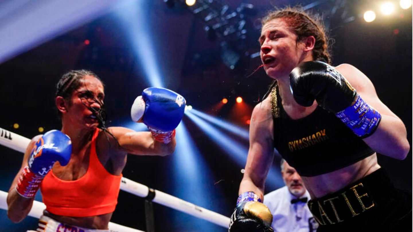 Gegen Ende der zehn Runden waren beide Boxerinnen gezeichnet.