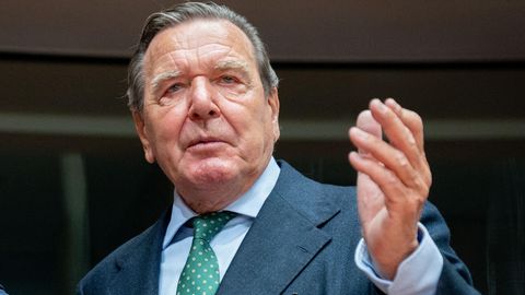 Ex-Bundeskanzler Gerhard Schröder steht weiter zu seinen engen Verbindungen nach Russland und zu Wladimir Putin