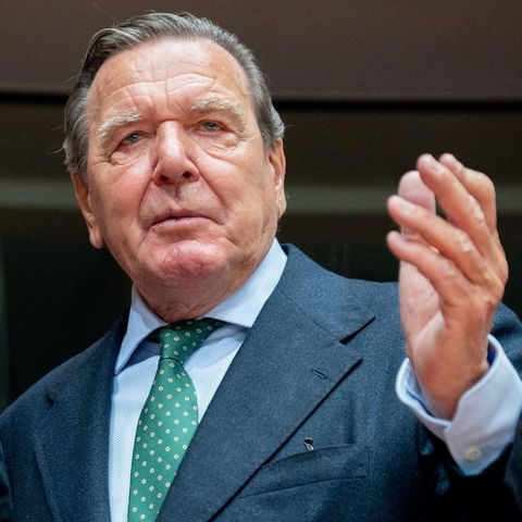 Ex-Bundeskanzler Gerhard Schröder steht weiter zu seinen engen Verbindungen nach Russland und zu Wladimir Putin