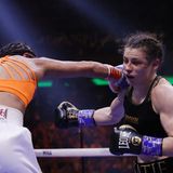 Serrano feuerte ihre rechte Gerade ab, verfehlt aber das Ziel