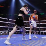 Der Kampf beginnt: Im Vordergrund geht die Irin Katie Taylor in Stellung, im orangenen Oberteil lauert Gegnerin Amada Serrano