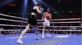 Der Kampf beginnt: Im Vordergrund geht die Irin Katie Taylor in Stellung, im orangenen Oberteil lauert Gegnerin Amada Serrano