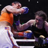 Fast 20.000 Zuschauer im Madison Square Garden sahen einen äußerst intensiven Kampf. Hier kassiert Serrano einen rechten Haken der Titelverteidigerin.