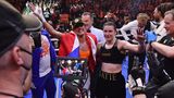 Nach dem Fight zeigten sich beide fair und jubelten gemeinsam in die Kameras. Es war nicht ihr letztes Duell. Noch im Ring verabredeten die beiden Athletinnen einen weiten Kampf.