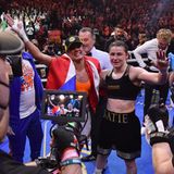 Nach dem Fight zeigten sich beide fair und jubelten gemeinsam in die Kameras. Es war nicht ihr letztes Duell. Noch im Ring verabredeten die beiden Athletinnen einen weiten Kampf.