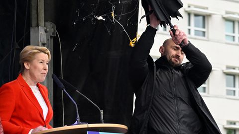 Berlins Bürgermeisterin Franziska Giffey (SPD) weicht Resten eines geworfenen Eis aus