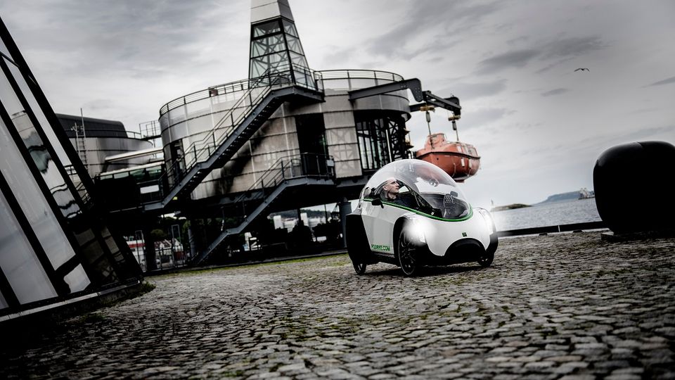 Das vierrädrige E-Bike steht in einem Hafengelände