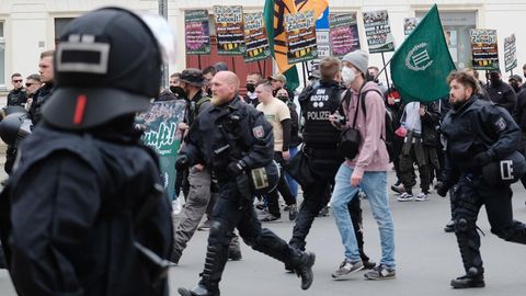 Neo-Nazis marschieren bei einer Demo der Partei "Der rechte Weg" in Zwickau