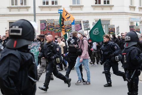 Neo-Nazis marschieren bei einer Demo der Partei "Der rechte Weg" in Zwickau
