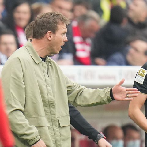 Ein unzufriedener Julian Nagelsmann gibt während des Spiels gegen Mainz Anweisungen an die Mannschaft