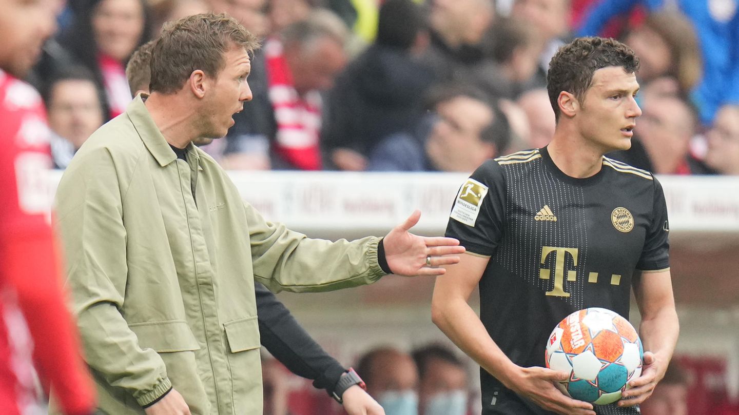 A dissatisfied Julian Nagelsmann gives instructions to the team during the match against Mainz
