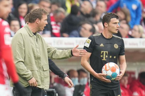 Ein unzufriedener Julian Nagelsmann gibt während des Spiels gegen Mainz Anweisungen an die Mannschaft