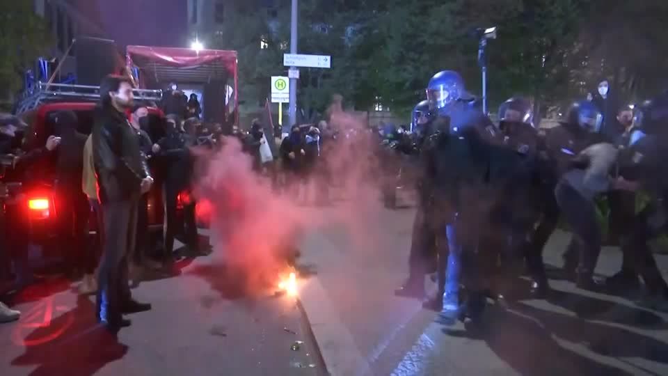 Video: Rangeleien bei Mai-Demo in Berlin Video: Rangeleien bei Mai-Demo in Berlin