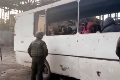 Kampf um Mariupol: Video zeigt die Evakuierten aus dem Stahlwerk Asovstal