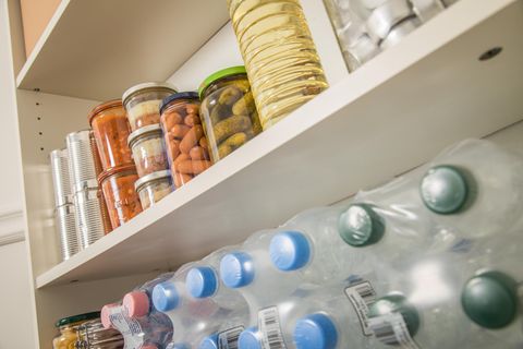 Vorratsregal mit Konserven und Wasserflaschen