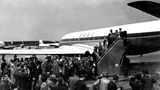 2. Mai 1952: Mit einem Flug von London nach Johannesburg beginnt das Düsenzeitalter in der Zivilluftfahrt  Das erste Düsenverkehrsflugzeug der Welt, die de Havilland DH 106 Comet, ist auf dem Londoner Flughafen bereit zum Boarding. Ziel der für 36 Passagiere ausgelegten Maschine der britischen Fluggesellschaft BOAC ist Johannesburg in Südafrika. Der Flug des Tiefdeckers mit vier Ghost-Strahltriebwerken markiert den Beginn des Düsenzeitalters in der zivilen Luftfahrt. Mit ihrer Geschwindigkeit von 800 km/h verkürzt die Comet die Reisedauer auf die Hälfte und fliegt dabei vibrationsfrei und ruhig. Ihren Namen hat sie von ihrem Konstrukteur, dem berühmten englischen Flugzeugbauer Geoffrey de Havilland.