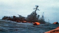 2. Mai 1982: Ein britisches U-Boot versenkt den argentinischen Kreuzer "General Belgrano"  Das heute vor 40 Jahren aus einem Rettungsfloß aufgenommene Foto ist eines der bekanntesten Bilder des Falklandkrieges: Schwer getroffen von zwei Torpedos eines britischen Atom-U-Bootes sinkt der argentinische Kreuzer "General Belgrano" im Südatlantik.  Es ist 15.57 Uhr am Sonntagnachmittag, als der Kommandant der HMS Conqueror der Royal Navy, Captain Chris Wreford-Brown, auf Anordnung des Kriegskabinetts der damaligen Premierministerin Margaret Thatcher die "Belgrano" angreift. Ein Torpedo trifft das 185 Meter lange und 18,9 Meter breite Schiff am Bug, der durch die Wucht der Detonation abgerissen wird. Der zweite Torpedo schlägt achtern im Maschinenraum ein. Durch die Explosion fällt nicht nur die Maschine aus, auch die elektrischen Systeme werden schwer beschädigt. Die "General Belgrano"  bekommt Schlagseite nach Backbord und fängt an, über den Bug zu sinken. Da durch die Schäden an der Stromversorgung die Pumpen nicht arbeiten, können keine effektiven Gegenmaßnahmen ergriffen werden. Um 16:24 Uhr gibt die Besatzung das Schiff auf und besteigt die Rettungsinseln. In der Nacht versinkt die "General Belgrano" schließlich in den Tiefen des Atlantiks. Von den rund 1100 Menschen, die sich an Bord befanden, werden 770 durch argentinische und chilenische Schiffe gerettet, 323 Seeleute überleben den Untergang nicht.