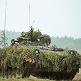 Getarnter Marder bei einer Übung 2012