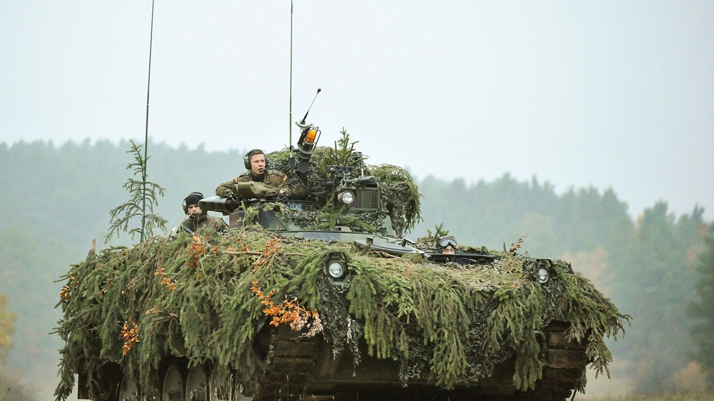 Getarnter Marder bei einer Übung 2012