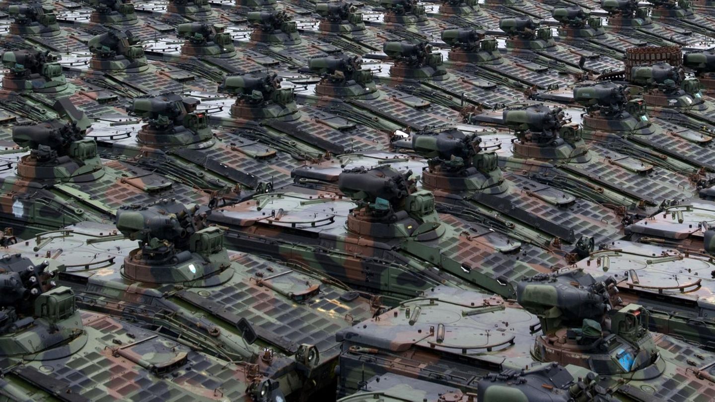 Panzerfriedhof - Marder warten auf die Demontage.