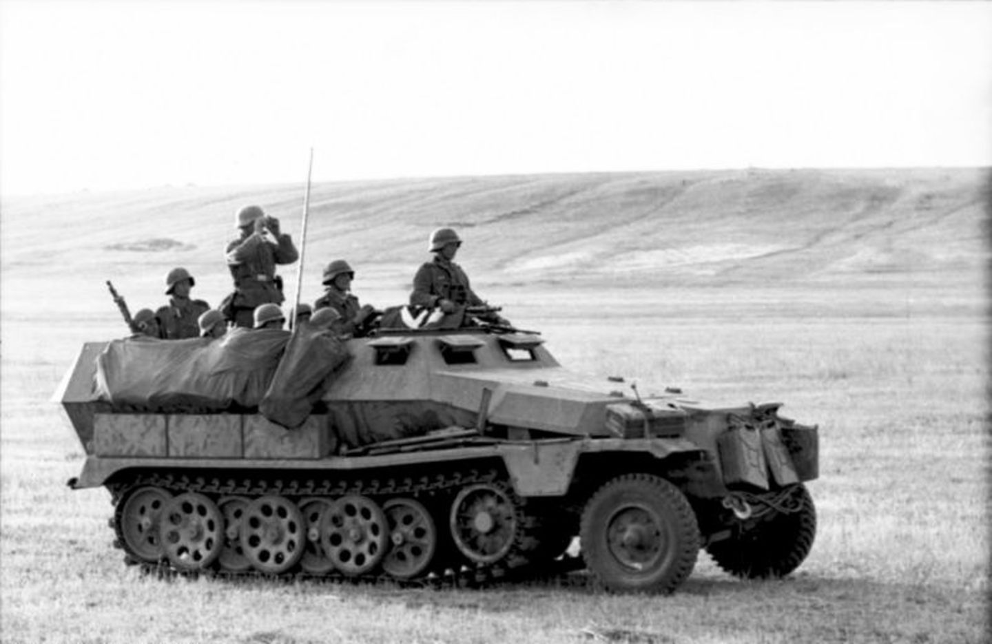 Die Modelle des zweiten Weltkriegs sind eher umgerüstete  Schlepper als eigenständige Panzerfahrzeuge-