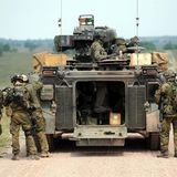 Die Grenadiere verlassen das Fahrzeug durch die Hecktür. 