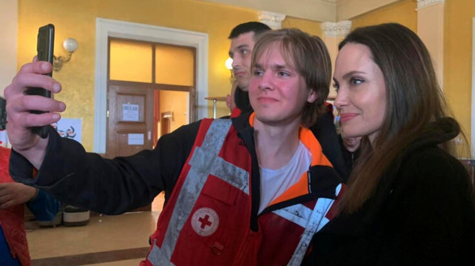 Zu Besuch in Lwiw: Angelina Jolie lässt sich nicht durch Sirenengeheul einschüchtern – und macht noch Selfies mit Fans Zu Besuch in Lwiw: Angelina Jolie lässt sich nicht durch Sirenengeheul einschüchtern – und macht noch Selfies mit Fans