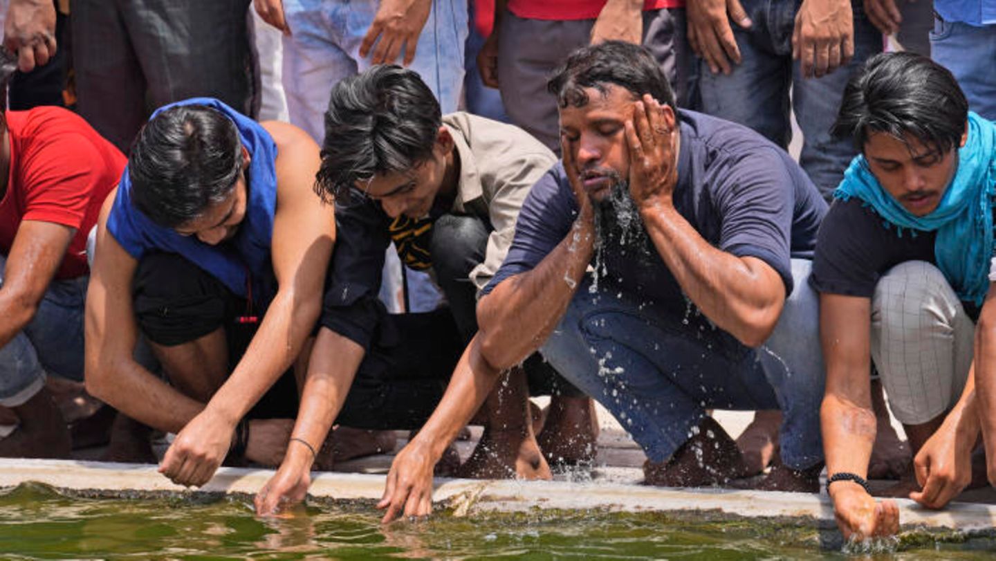 India suffers from heat wave – even sidewalks are melting (video)