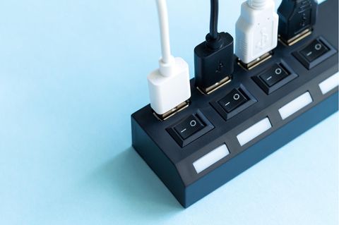 In einem USB-Switch stecken vier USB-Kabel.