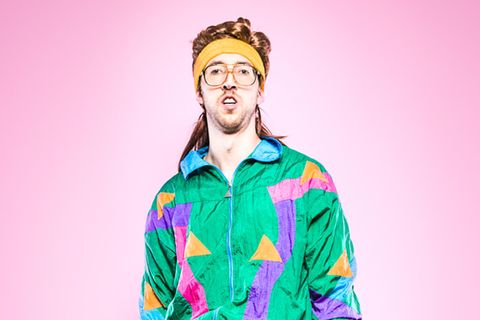 Ein junger Mann im Jogginganzug