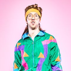 Ein junger Mann im Jogginganzug