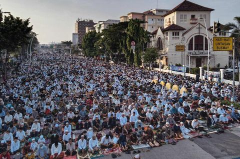 Jakarta in Indonesien: Dicht an dicht: Tausende Muslime beten gemeinsam zum Ende des Fastenmonats Ramadan