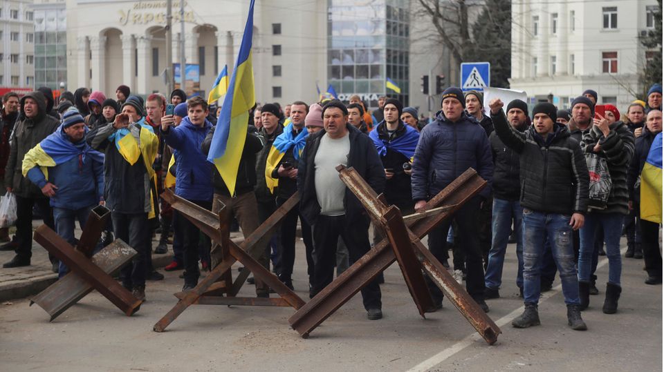 Gebiet in der Südukraine: Cherson, Ukraine. Während einer Kundgebung gegen die russische Besatzung auf dem Svobody-Platz (Freiheitsplatz) in am 7. März 2022 rufen Menschen den Soldaten der russischen Armee entgegen. Cherson, Ukraine. Während einer Kundgebung gegen die russische Besatzung auf dem Svobody-Platz (Freiheitsplatz) in am 7. März 2022 rufen Menschen den Soldaten der russischen Armee entgegen.