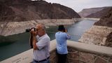In der Nähe des Hoover Dammes halten Touristen den Ring aus hellen Mineralien mit ihren Kameras fest