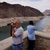 In der Nähe des Hoover Dammes halten Touristen den Ring aus hellen Mineralien mit ihren Kameras fest