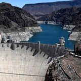 Der Hoover Damm an der Grenze von Arizona und Nevada. Durch seinen Bau in den 1930er-Jahren entstand der Lake Mead. Die im Hintergrund sichtbaren weißen Linien zeigen die Hochwassermarke des Sees.