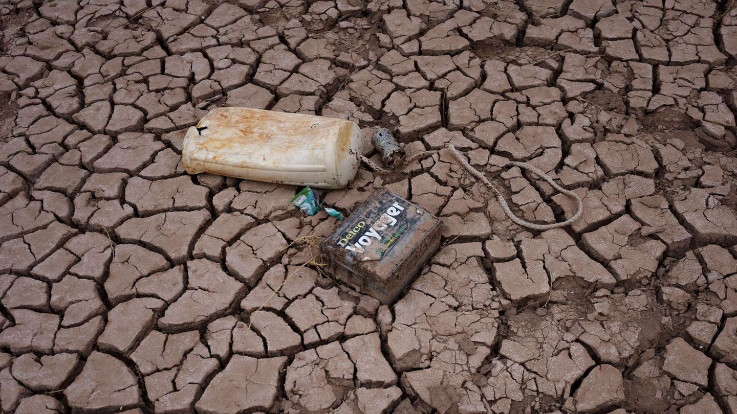 Überbleibsel einer besseren Zeit: Eine Bootsbatterie und eine Boje auf dem trockengelegten Seegrund.