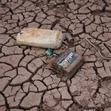 Überbleibsel einer besseren Zeit: Eine Bootsbatterie und eine Boje auf dem trockengelegten Seegrund.