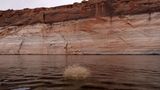 Und so sieht so ein Mineralring vom Wasser des Lake Powell aus betrachtet aus