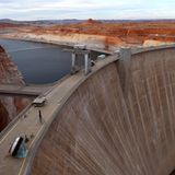 Die Glen-Canyon-Talsperre in Arizona. Wie schon beim Hoover Damm markiert auch hier eine weiße Linie den früheren Wasserstand