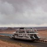 Ein Hausboot macht sich auf zu neuen Ufern