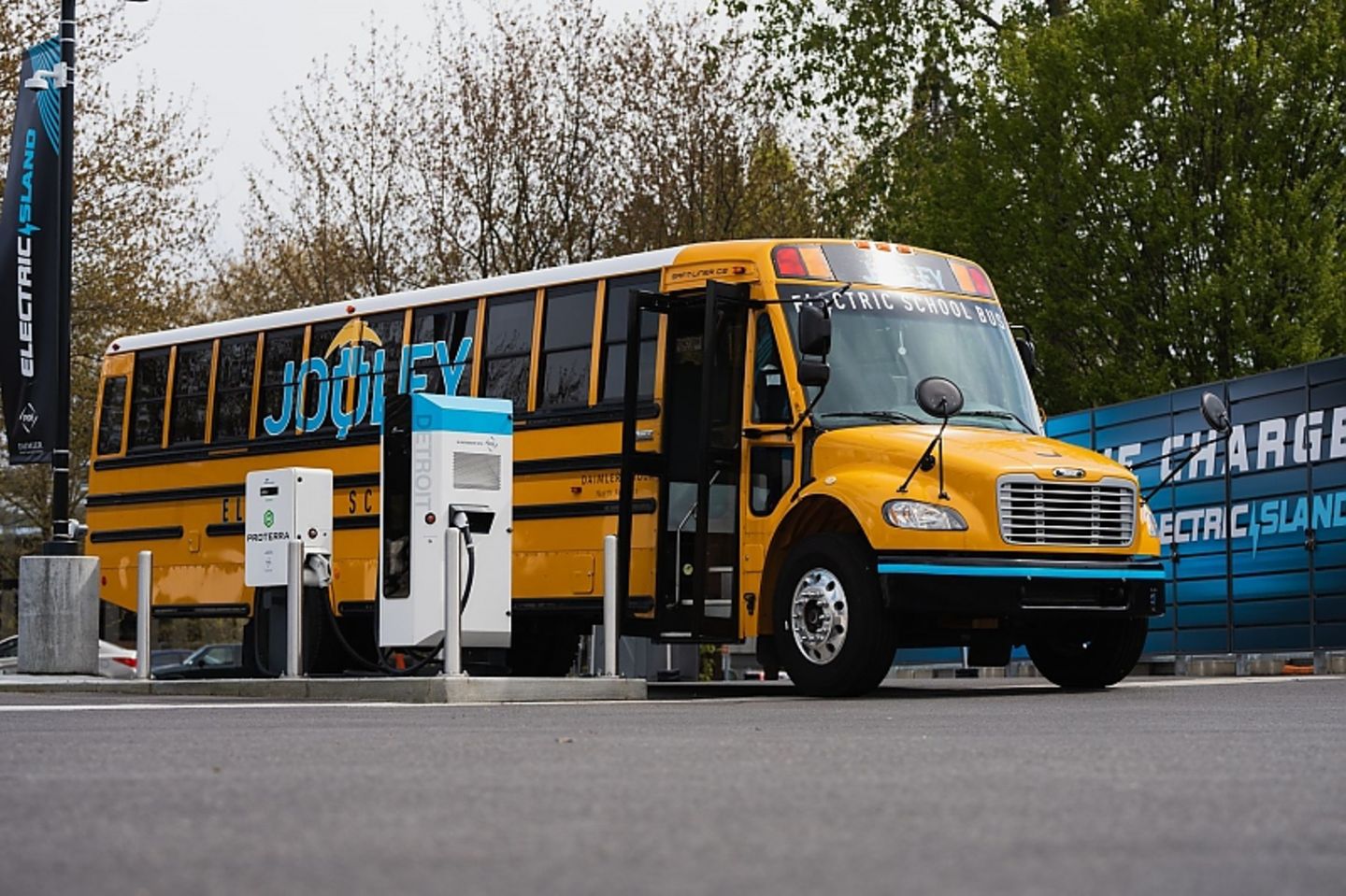 Saf-T-Liner C2 Electric Bus „Jouley“