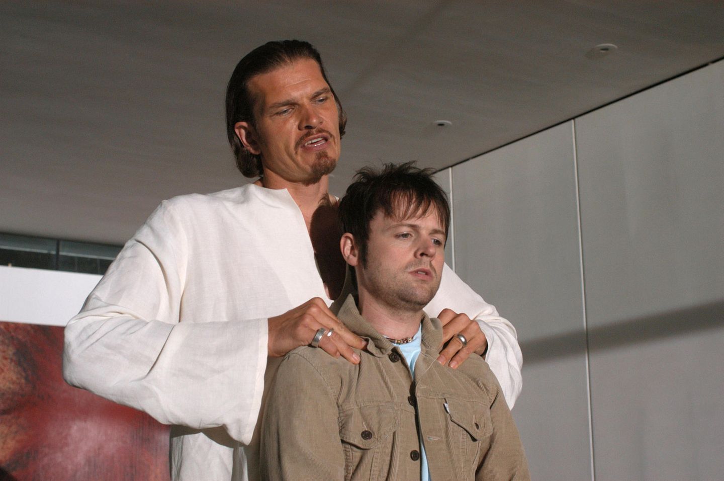 In der britischen Science-Fiction-Satire "Alien Autopsy – Das All zu Gast bei Freunden" spielte Götz Otto 2006 den Drogenbaron Lazlo Voros.