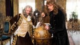 Er kann aber auch ganz anders: In dem Märchenfilm "Prinzessin Maleen" spielte er 2015 den Marschall Raimund, den Fürst Theodor (Günther Maria Halmer) mit seiner Tochter verheiraten will. Die liebt jedoch einen anderen. 