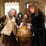 Er kann aber auch ganz anders: In dem Märchenfilm "Prinzessin Maleen" spielte er 2015 den Marschall Raimund, den Fürst Theodor (Günther Maria Halmer) mit seiner Tochter verheiraten will. Die liebt jedoch einen anderen. 