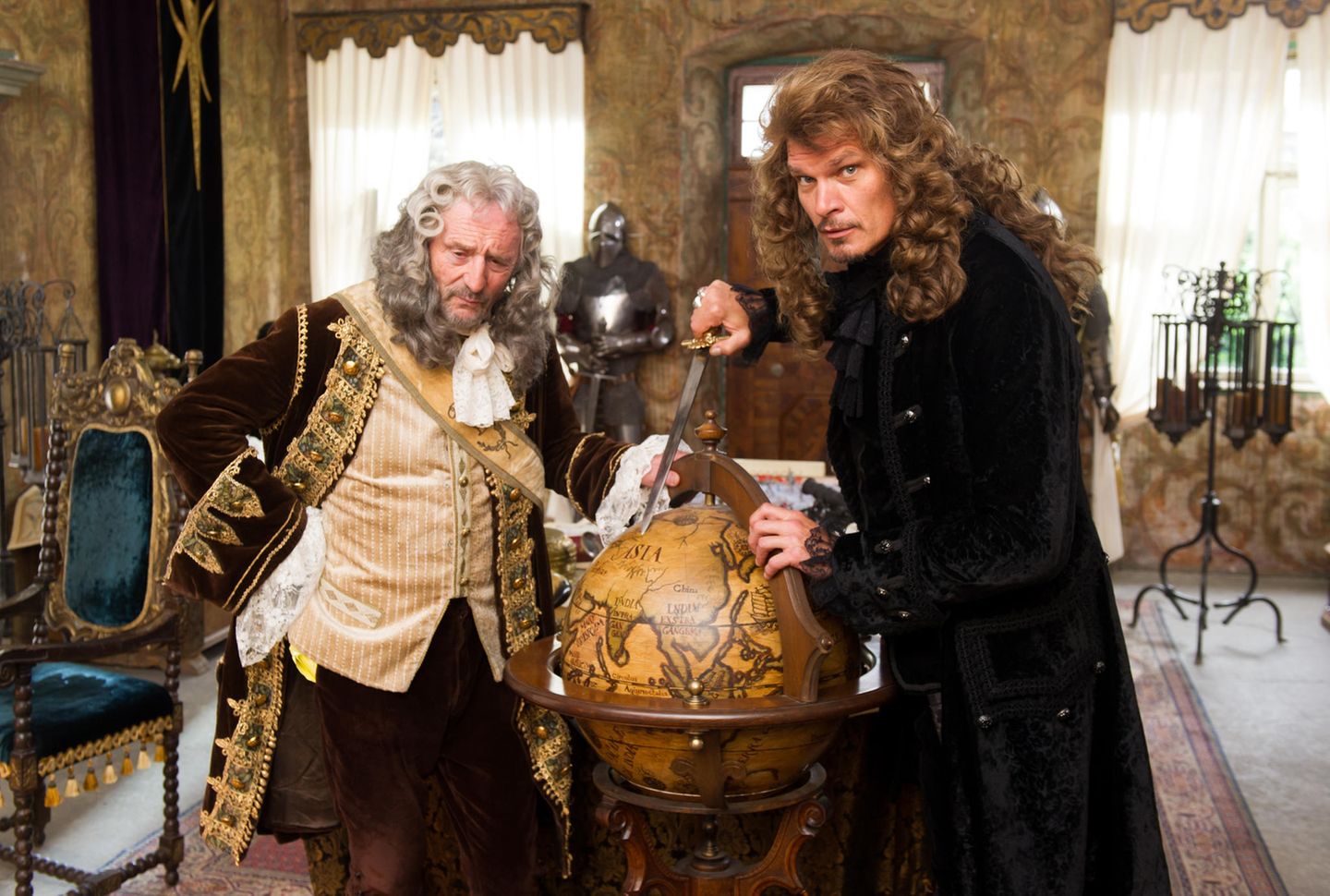 Er kann aber auch ganz anders: In dem Märchenfilm "Prinzessin Maleen" spielte er 2015 den Marschall Raimund, den Fürst Theodor (Günther Maria Halmer) mit seiner Tochter verheiraten will. Die liebt jedoch einen anderen. 