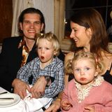 Privat ist Götz Otto ganz anders als in vielen seiner Filmrollen: Der 54-Jährige ist ein Familienmensch und seit 2000 mit seiner Ehefrau Sabine verheiratet. Das Paar hat dreier Töchter sowie einen Sohn und lebt in Krailling bei München.